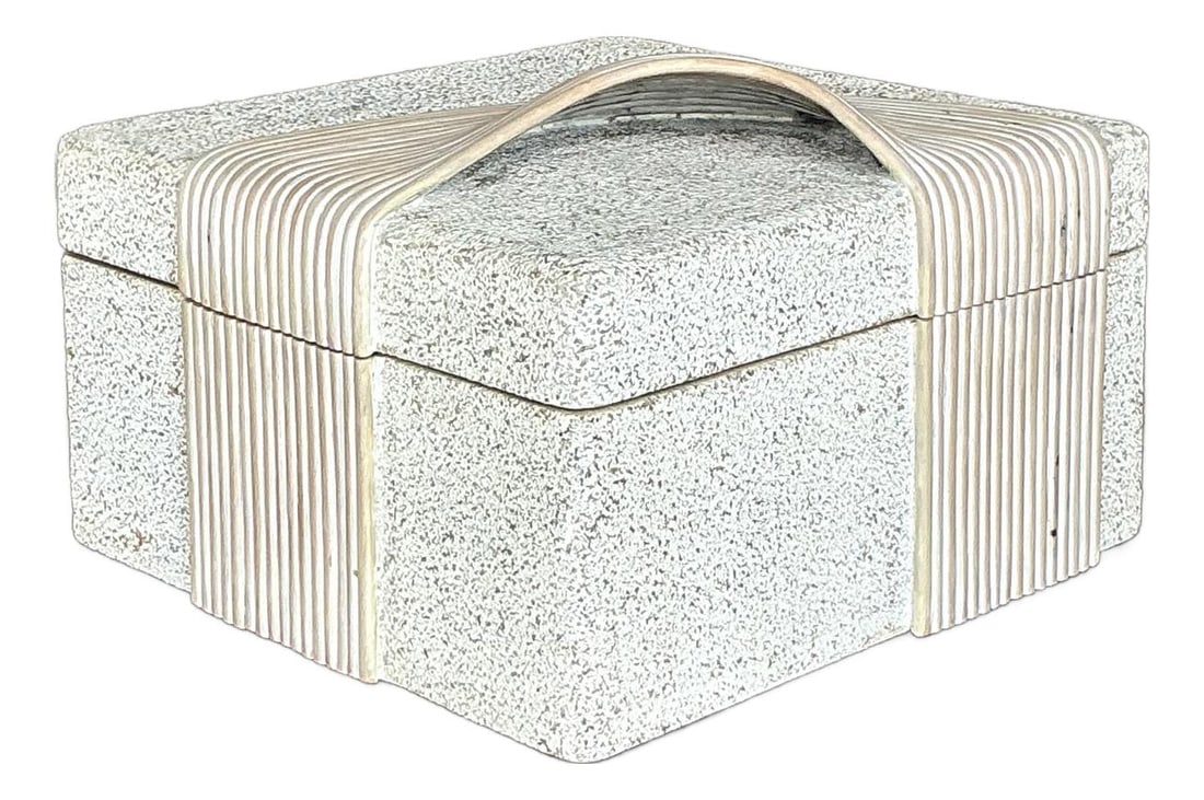 Vintage Coastal Washed Pencil Reed Band Box with Curved Lid: Vintage Coastal Washed Pencil Reed Band Box with Curved Lid This vintage Coastal Washed Pencil Reed Band Box seamlessly combines coastal charm with organic modern style. It features a sand-textured sp