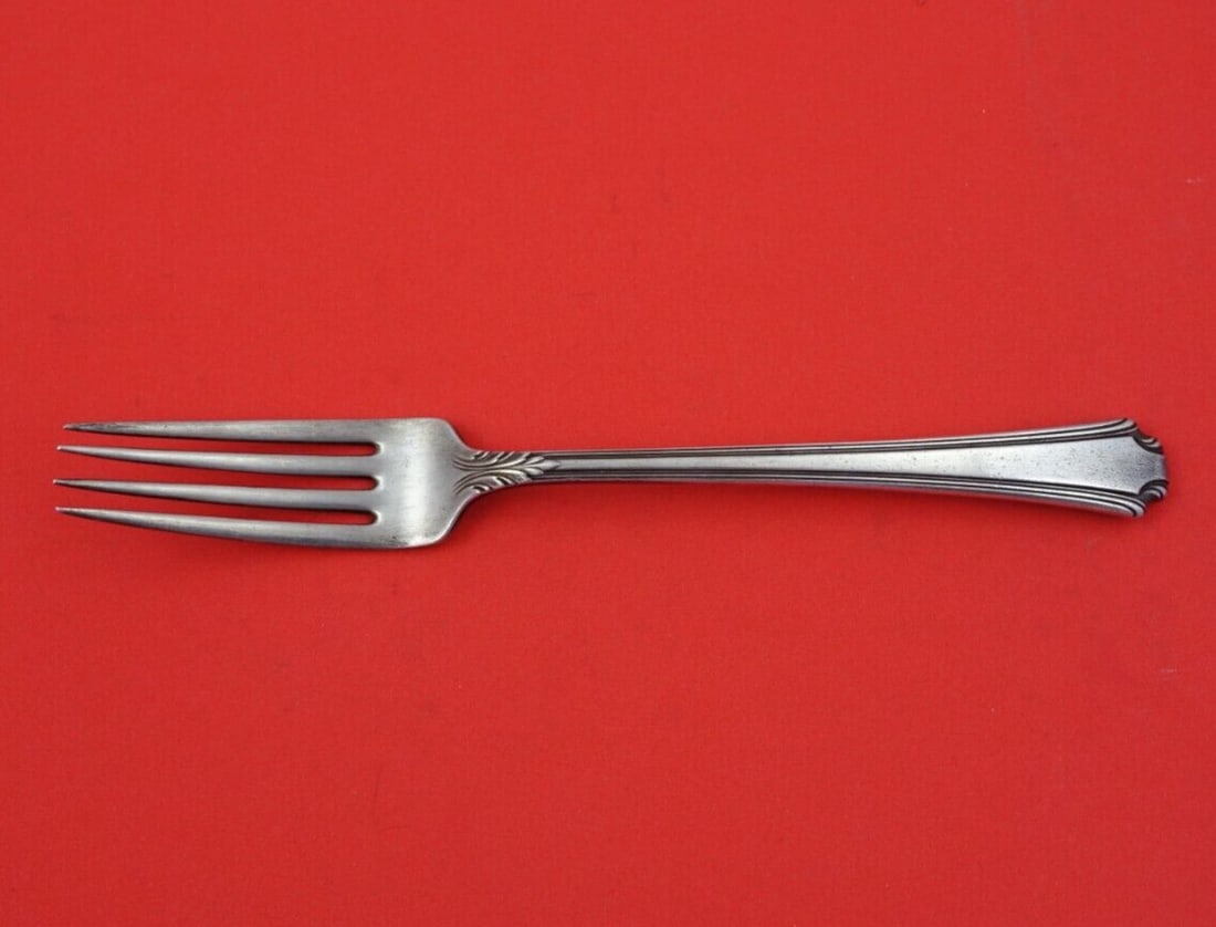 Wallace Georgian Colonial Sterling Silver Dinner Fork 7 3/4": Wallace Georgian Colonial Sterling Silver Dinner Fork 7 3/4" This exquisite dinner fork features the elegant Georgian Colonial pattern by Wallace, crafted from high-quality sterling silver. Measuring