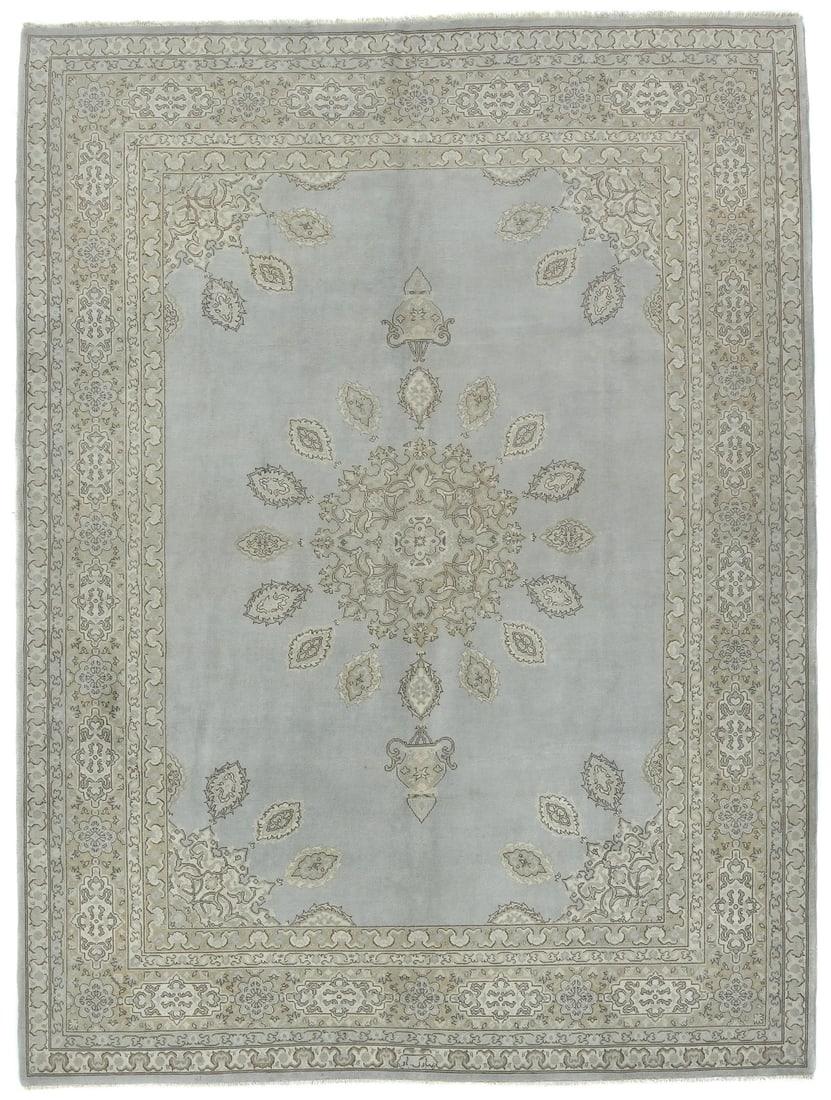 Handmade Vintage Oriental Rug 8'9 x 11'7 Floral Design Wool 1980s: Handmade Vintage Oriental Rug 8'9 x 11'7 Floral Design Wool 1980s Enhance your living space with this exquisite handmade vintage Oriental rug. Measuring 8'9" x 11'7", this area rug features a classic