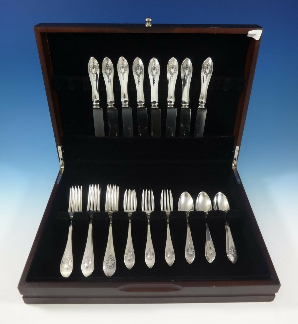 Lunt Mount Vernon Sterling Silver Flatware Set for 8 32 Pieces with Bonus Chest: Lunt Mount Vernon Sterling Silver Flatware Set for 8 32 Pieces with Bonus Chest Introducing the exquisite Mount Vernon sterling silver flatware set by Lunt, featuring 32 pieces designed to serve 8. Th