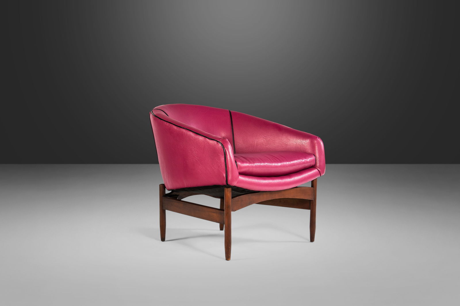 Lawrence Peabody Mid Century Barrel Lounge Chair Pink Vinyl Walnut Base 1960s: Lawrence Peabody Mid Century Barrel Lounge Chair Pink Vinyl Walnut Base 1960s Experience the elegance of Mid-Century Modern design with this Sculptural Barrel Lounge Chair by Lawrence Peabody, crafted