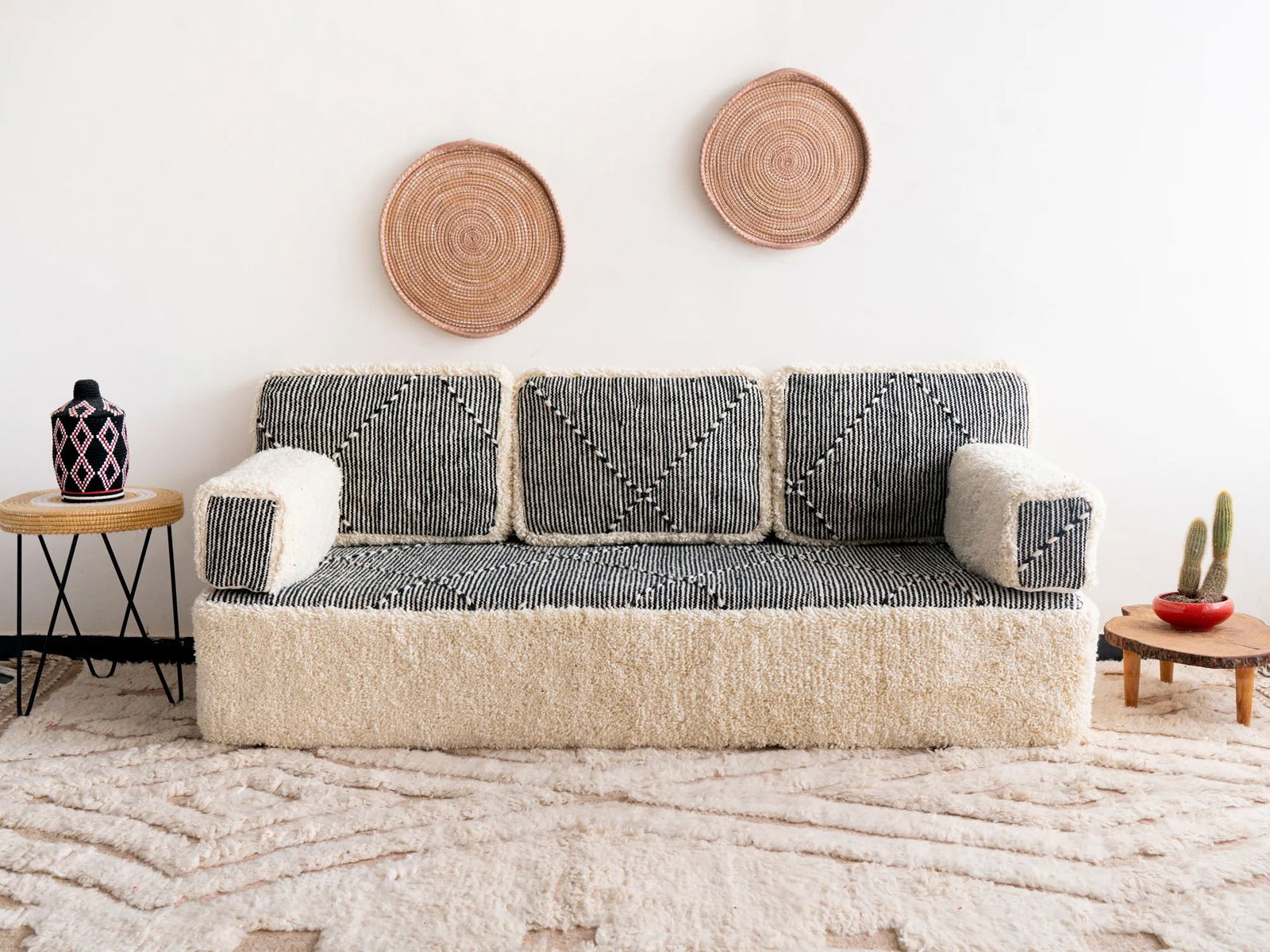 Handmade Moroccan Berber Sofa Two-Tone Cream Black Artisan Crafted: Handmade Moroccan Berber Sofa Two-Tone Cream Black Artisan Crafted Elevate your living space with the Handmade Moroccan Berber Sofa in a Two-Tone Cream & Black Edition. This exquisite piece showcases