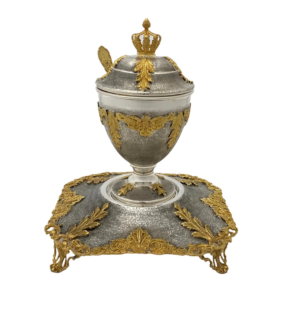 925 Sterling Silver Gilded Handmade Leaf Applique Honey Dish Tray: 925 Sterling Silver Gilded Handmade Leaf Applique Honey Dish Tray This exquisite honey dish and tray set is crafted from fine 925 sterling silver, featuring a beautiful gilded finish and a glass inser