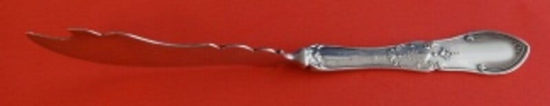Shiebler Dew Drop Sterling Silver Master Butter Knife 7.5": Shiebler Dew Drop Sterling Silver Master Butter Knife 7.5" This exquisite master butter knife, crafted by Shiebler, showcases a stunning Dew Drop pattern. Made from high-quality sterling silver, the k