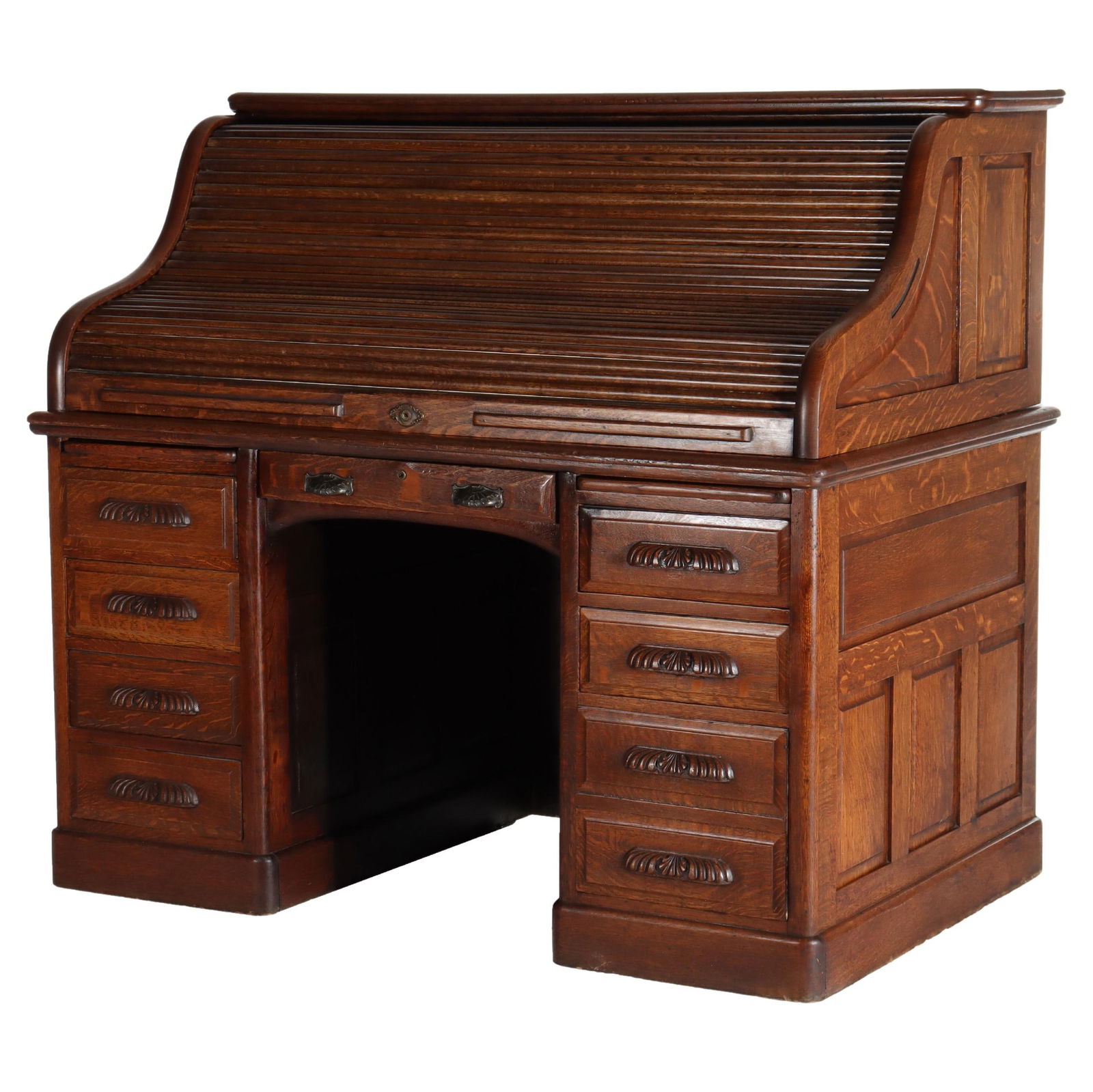 Vintage Derby Oak S-Roll Top Desk with Carved Pulls c1920: Vintage Derby Oak S-Roll Top Desk with Carved Pulls c1920 This Antique Derby Oak Raised Panel S-Roll Top Desk, dating from circa 1920, showcases a stunning classic design crafted from rich oak wood. T