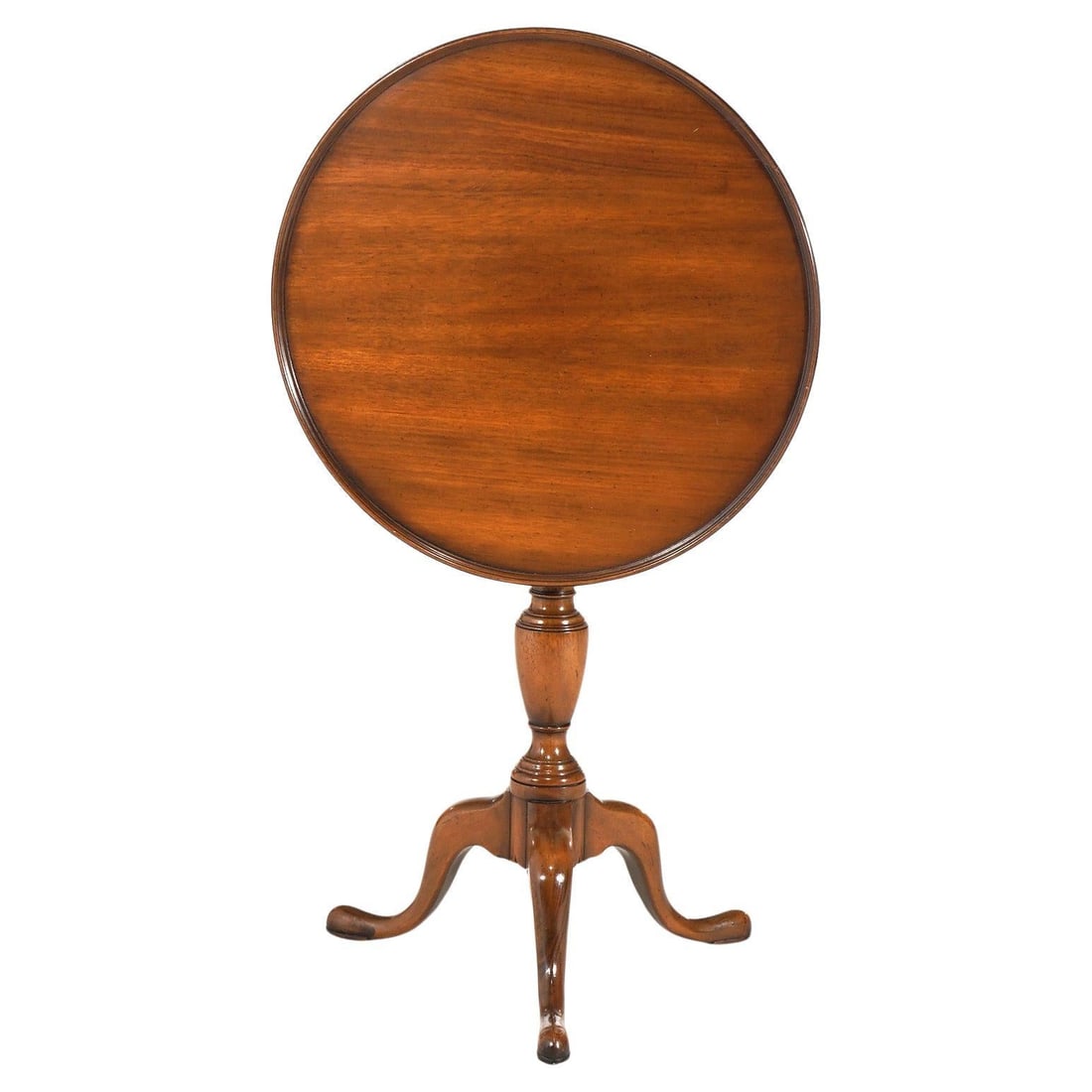 Kittinger Williamsburg Queen Anne Mahogany Tilt Top Candle Stand: Kittinger Williamsburg Queen Anne Mahogany Tilt Top Candle Stand This exquisite Kittinger Williamsburg Queen Anne Style Mahogany Tilt Top Candle Stand is a stunning example of 20th-century