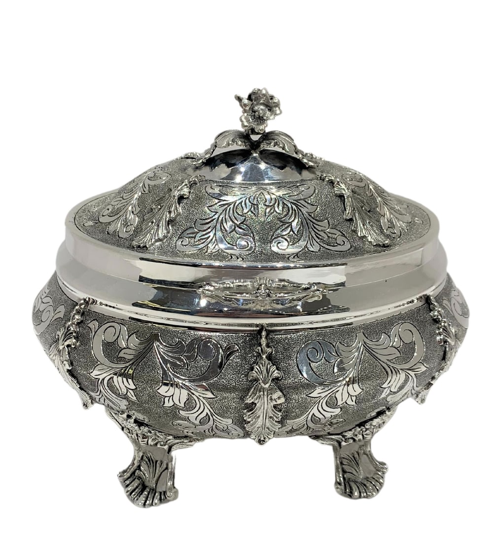 Handmade 925 Sterling Silver Floral Leaf Applique Esrog Box: Handmade 925 Sterling Silver Floral Leaf Applique Esrog Box This exquisite handmade chased floral leaf applique oval esrog box is crafted from fine 925 sterling silver, showcasing a beautiful blend of