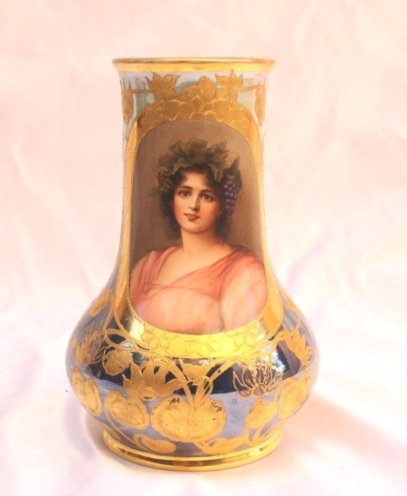 19th Century Signed Royal Vienna Hand Painted Porcelain Vase Gold: 19th Century Signed Royal Vienna Hand Painted Porcelain Vase Gold Discover this stunning 19th-century hand-painted Royal Vienna porcelain vase, a true antique original. This exquisite piece features i