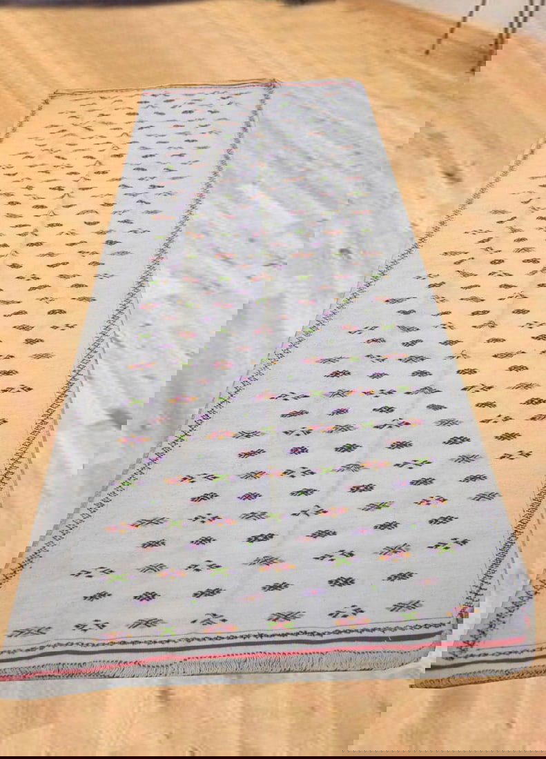 Handmade Moroccan Taznakht Carpet with Berber Symbols 283 x 133cm Wool: Handmade Moroccan Taznakht Carpet with Berber Symbols 283 x 133cm Wool Enhance your living space with this stunning Moroccan Handmade White Taznakht Carpet. This exquisite piece is handknotted with vi