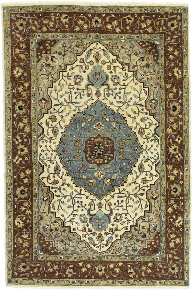 Rare Heriz Serapi Floral Wool Rug 3'1 x 5'0 Hand-Knotted Vintage Style: Rare Heriz Serapi Floral Wool Rug 3'1 x 5'0 Hand-Knotted Vintage Style Discover the exquisite craftsmanship of this rare Heriz Serapi Oriental rug, featuring a traditional floral pattern that brings