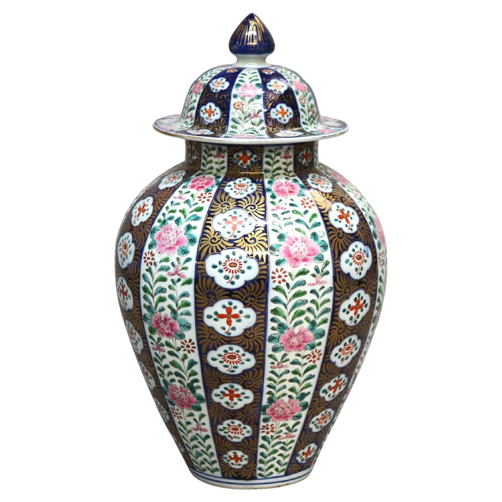 Antique Chinese Meiji Hand Painted Gilt Porcelain Urn with Lid C1930: Antique Chinese Meiji Hand Painted Gilt Porcelain Urn with Lid C1930 This exquisite antique Chinese porcelain urn, dating from the Meiji period circa 1930, stands at a height of 13.75 inches and