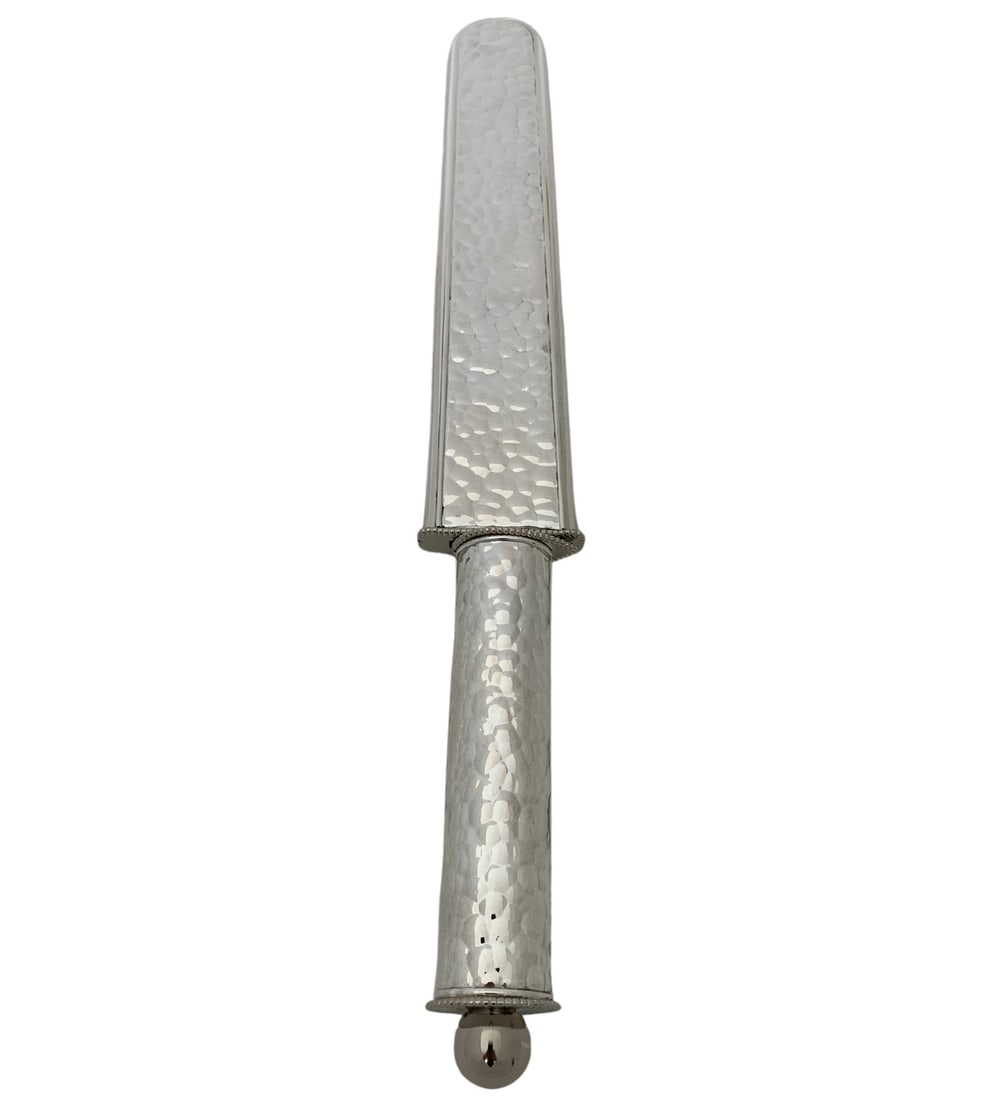 925 Sterling Silver Handmade Victorinox Serrated Knife 16.50 Inch: 925 Sterling Silver Handmade Victorinox Serrated Knife 16.50 Inch This exquisite Victorinox knife showcases a fine 925 sterling silver construction with a modern hammered finish. The serrated blade po