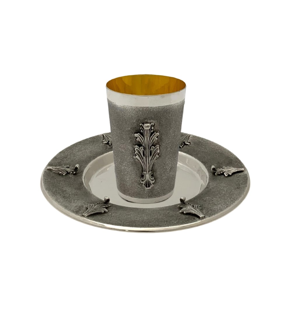 Handmade 925 Sterling Silver Cup and Tray Leaf Applique Design: Handmade 925 Sterling Silver Cup and Tray Leaf Applique Design This exquisite set features a fine 925 sterling silver cup and tray, showcasing intricate handmade leaf applique designs that beautifully