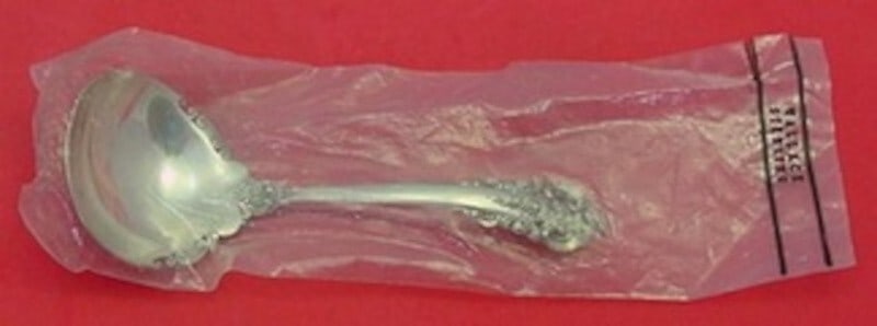 Wallace Grande Baroque Sterling Silver Gravy Ladle 6.625" New: Wallace Grande Baroque Sterling Silver Gravy Ladle 6.625" New Introducing the Grande Baroque Sterling Silver Gravy Ladle, a stunning addition to your dining collection. Crafted by Wallace, this exquis