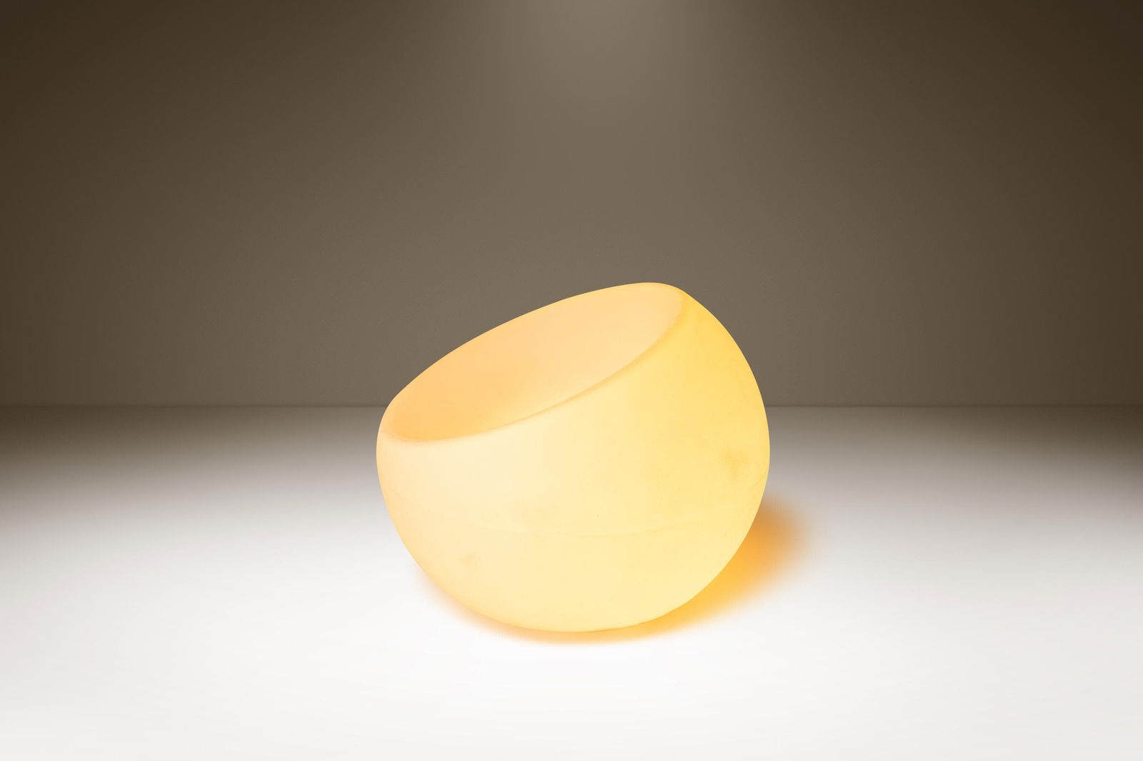 Souluxe Mid-Century Lighted Spherical Garden Chair USA c 2000s: Souluxe Mid-Century Lighted Spherical Garden Chair USA c 2000s Introducing a rare Mid-Century Post Modern lighted plastic molded accent chair designed by Souluxe in the early 2000s. This unique chair