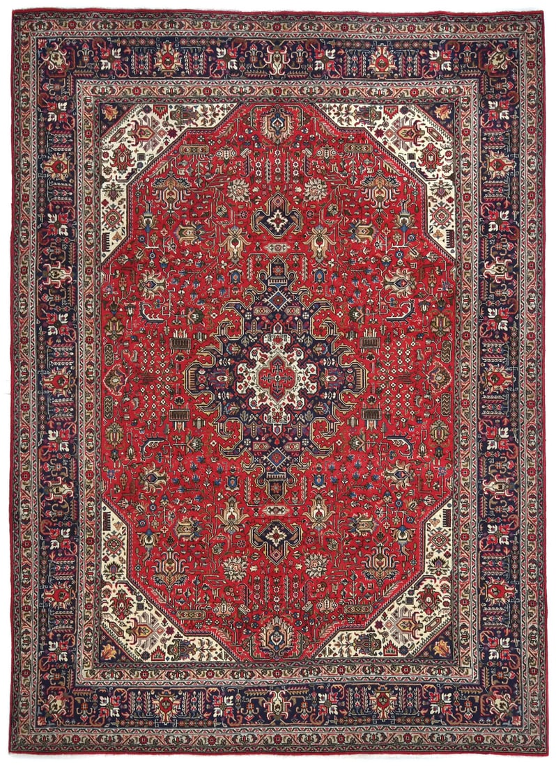 Vintage 8x11 Handmade Red Floral Wool Oriental Rug: Vintage 8x11 Handmade Red Floral Wool Oriental Rug Enhance your living space with this stunning vintage handmade Oriental rug, featuring a vibrant floral design that brings warmth and style to any