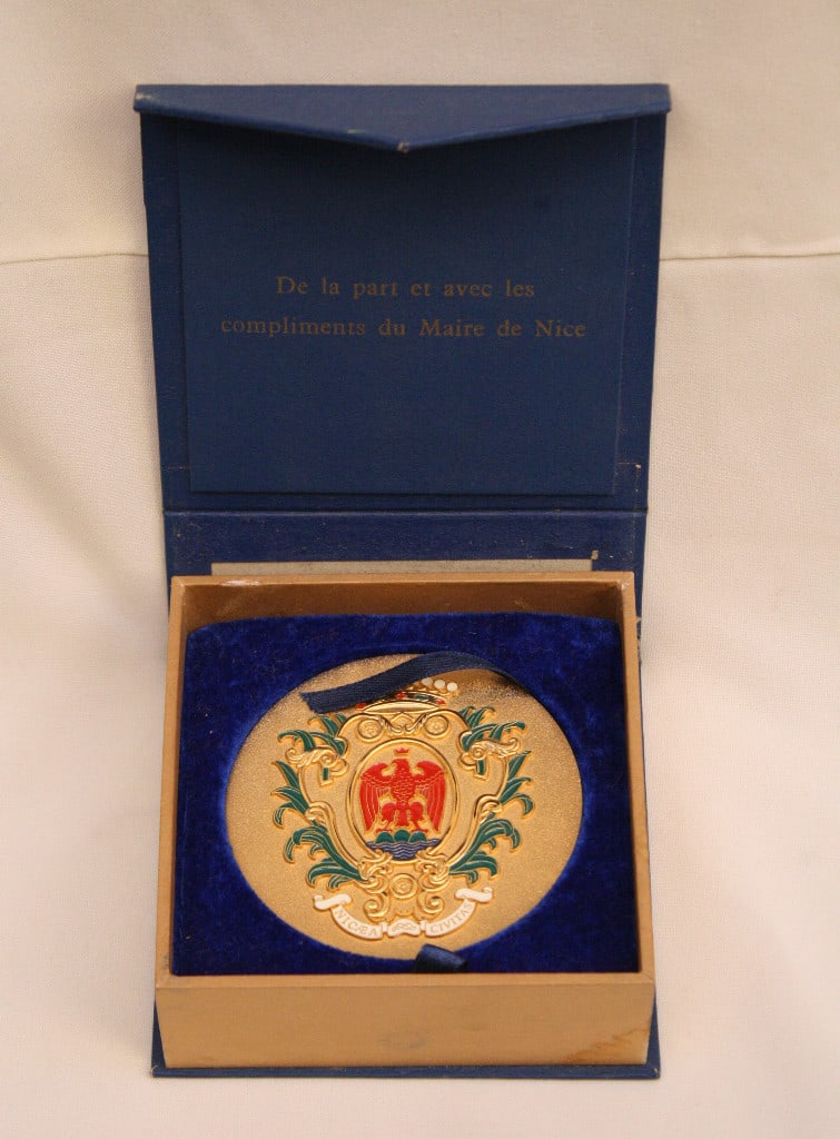 Tony Curtis Limited Edition Nice Medallion 232 of 500 Gold Plated: Tony Curtis Limited Edition Nice Medallion 232 of 500 Gold Plated This stunning medallion from the City of Nice was presented to the legendary actor Tony Curtis on July 8, 2006. It is part of a limite