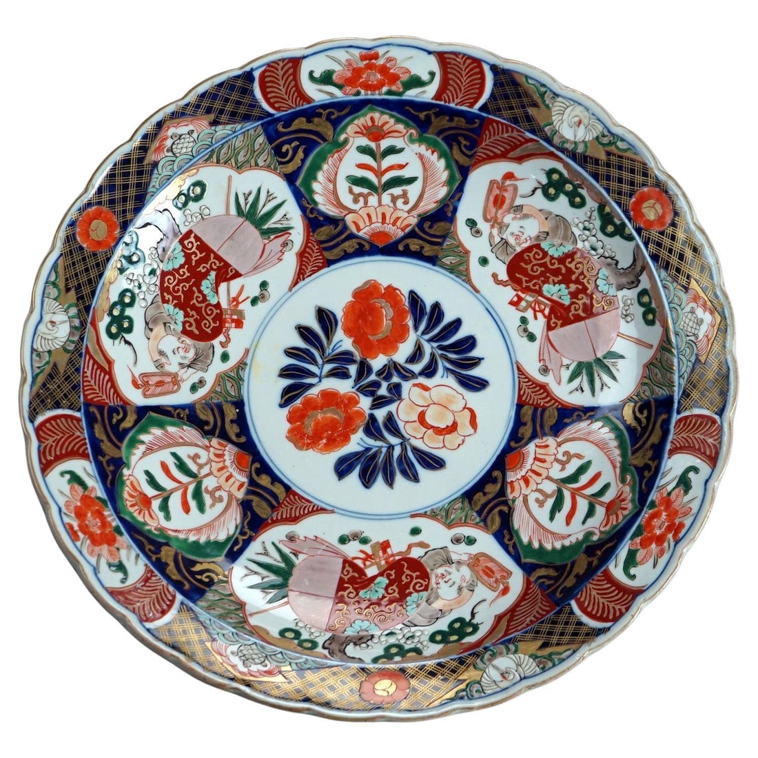Antique Imari Hand Painted Gilt Porcelain Charger C1920 16 inch: Antique Imari Hand Painted Gilt Porcelain Charger C1920 16 inch This exquisite antique Asian Imari charger, dating from circa 1920, showcases the timeless craftsmanship characteristic of the Imari sty