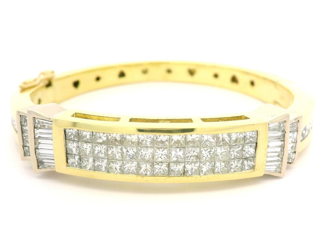 18k Yellow Gold 6.0ctw Diamond Hinged Bangle Bracelet: 18k Yellow Gold 6.0ctw Diamond Hinged Bangle Bracelet This exquisite 18k Solid Gold Hinged Bangle Bracelet features a stunning array of natural diamonds, totaling approximately 6.0 carats. The bracele