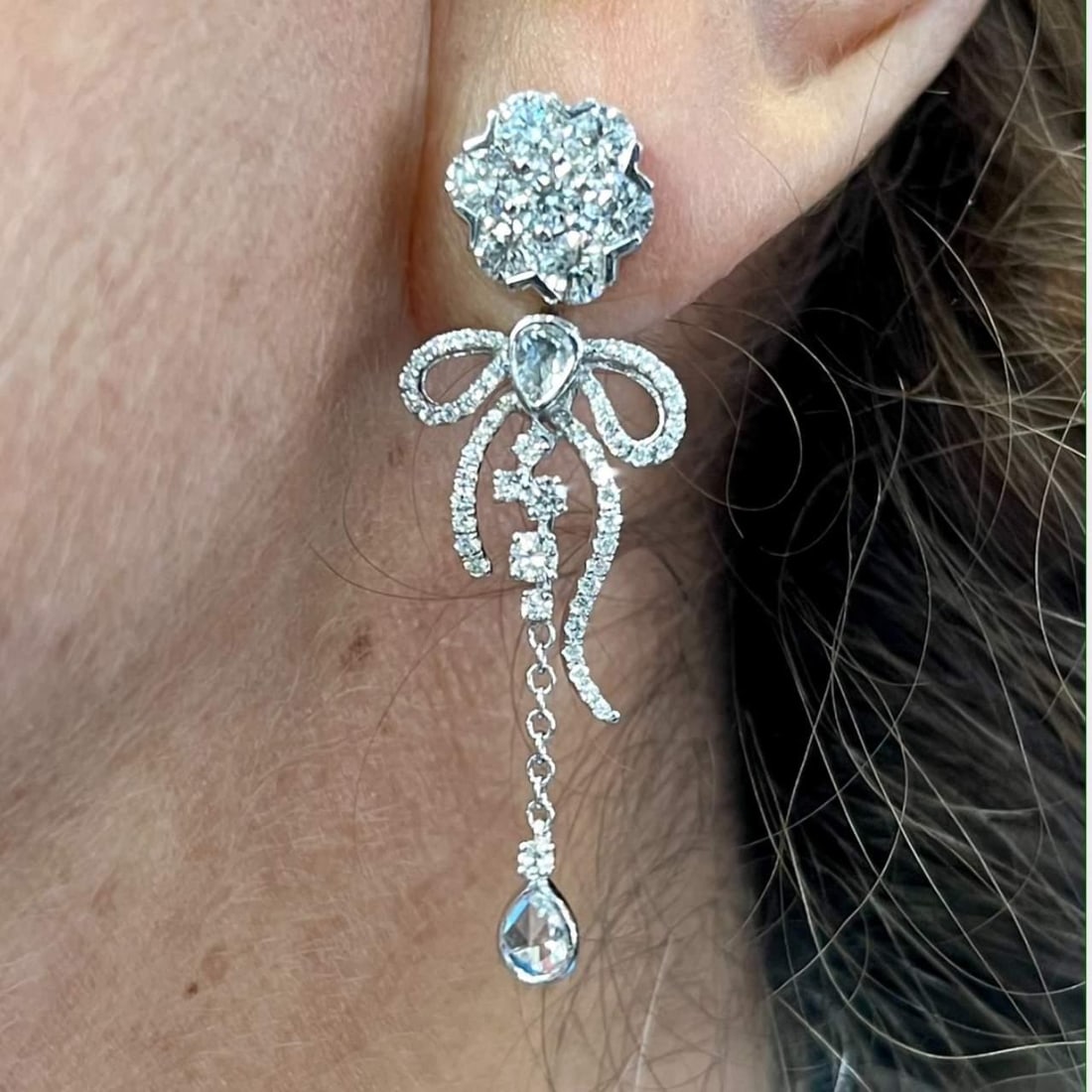 Stunning 18K White Gold Diamond Earrings 4.20 Ct F-G VVS-VS 2 inches: Stunning 18K White Gold Diamond Earrings 4.20 Ct F-G VVS-VS 2 inches Beautifully crafted 18K white gold diamond earrings featuring a total of 4.20 Ct. of diamonds. The earrings weigh 11.1 grams and ar
