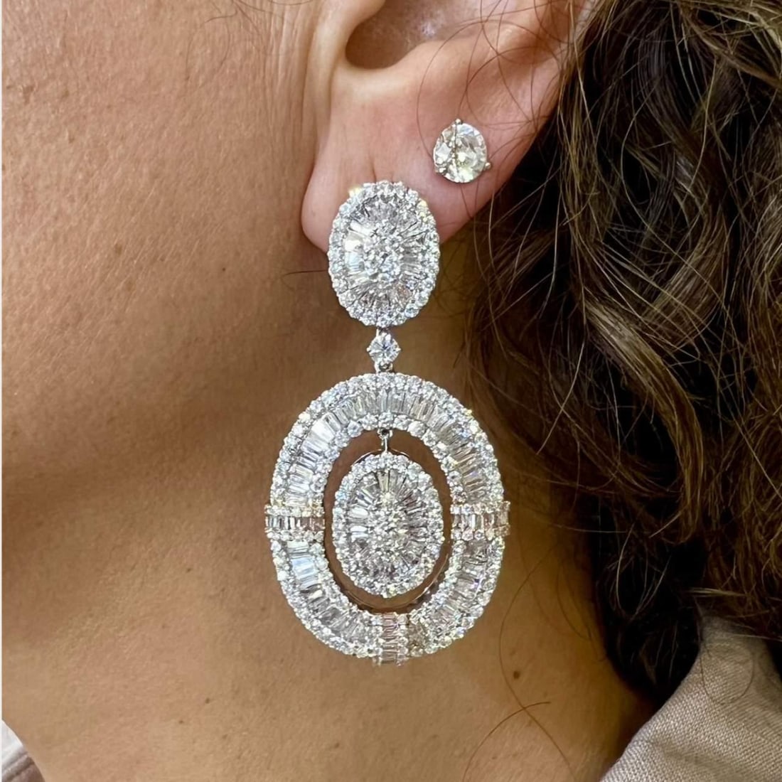 Elegant 18K White Gold 14.65 Ct Diamond Earrings with VVS-VS Clarity (1 of 3)