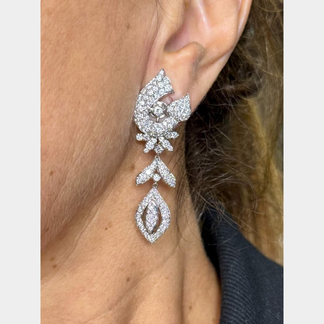 Stunning 18k White Gold 7.50 Ct Diamond Earrings 224 Stones: Stunning 18k White Gold 7.50 Ct Diamond Earrings 224 Stones These stunning earrings are crafted from 18k white gold and feature a remarkable total of 224 diamonds, with an approximate weight of 7.50 c