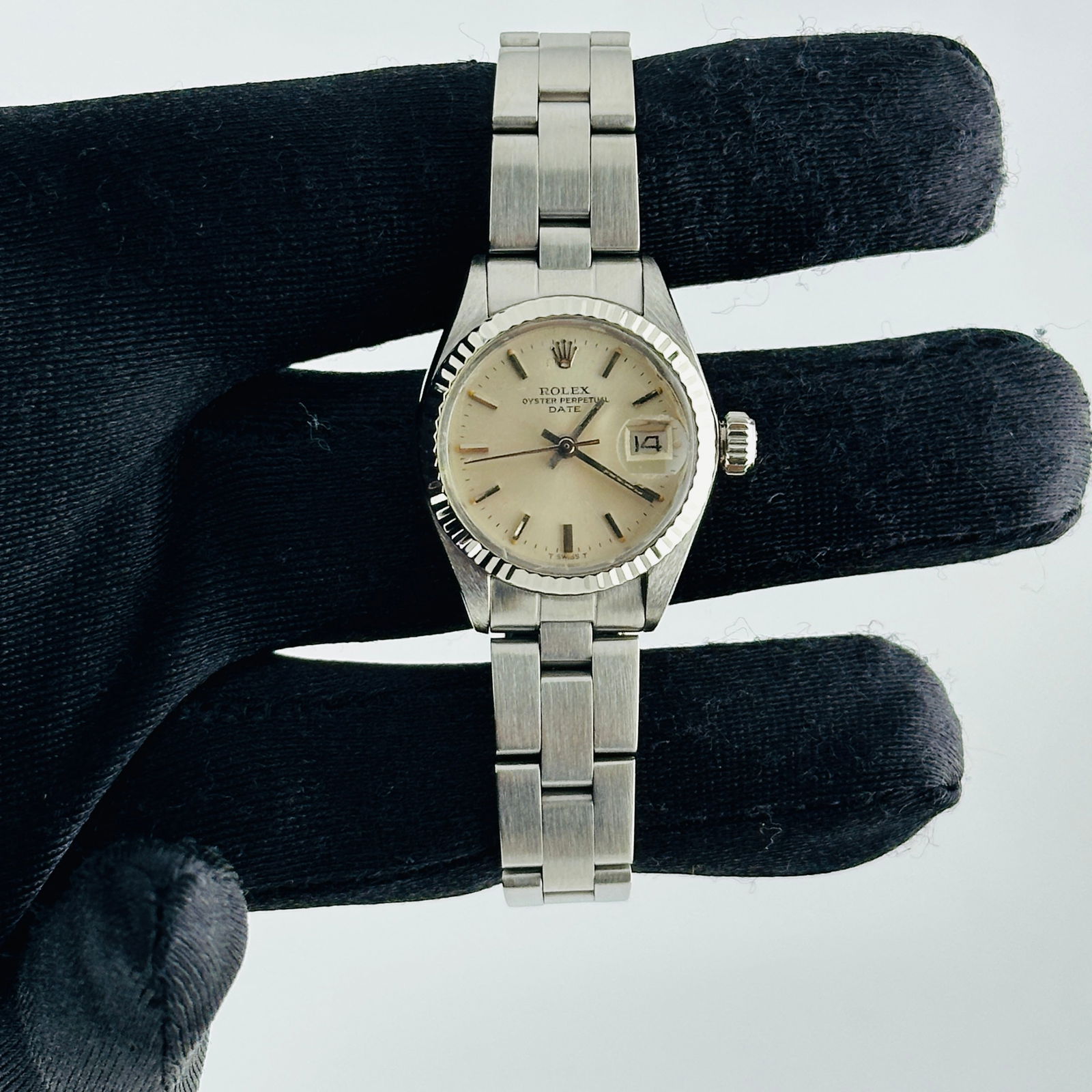 Ladies Oyster Perpetual Date Watch Ref 6917 with Silver Dial: Ladies Oyster Perpetual Date Watch Ref 6917 with Silver Dial This is a Rolex Oyster Perpetual Date watch, reference 6917, designed for ladies. It features a silver dial, a fluted bezel, and is paired