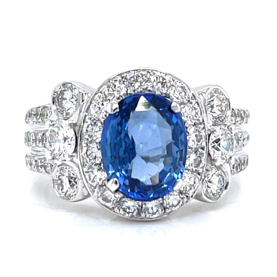 Sapphire and Diamond Ring in 18K White Gold with 2.51 Ct Sapphire: Sapphire and Diamond Ring in 18K White Gold with 2.51 Ct Sapphire This 18K white gold ring features a 2.51 carat sapphire as its centerpiece, complemented by 64 diamonds with a total weight of approxi