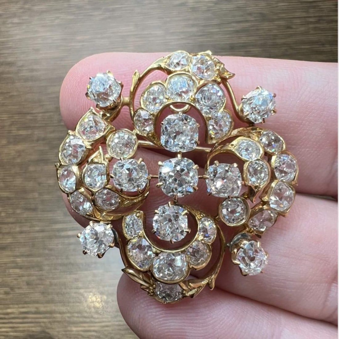 Victorian 14K Yellow Gold Brooch with 36 Diamonds 8.20 Ct: Victorian 14K Yellow Gold Brooch with 36 Diamonds 8.20 Ct This exquisite Victorian brooch is crafted from 14K yellow gold and features a stunning arrangement of diamonds. It weighs 10.6 grams and is s