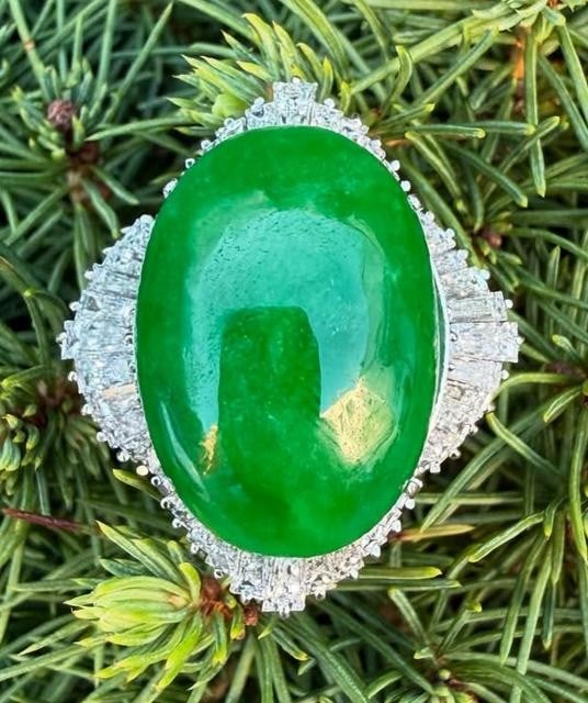 Vintage GIA Certified 27.68ct Green Jade Diamond Platinum Ballerina Ring: Vintage GIA Certified 27.68ct Green Jade Diamond Platinum Ballerina Ring This exquisite vintage ring features a stunning large natural jade stone, certified by GIA, with a vivid green color and a doub