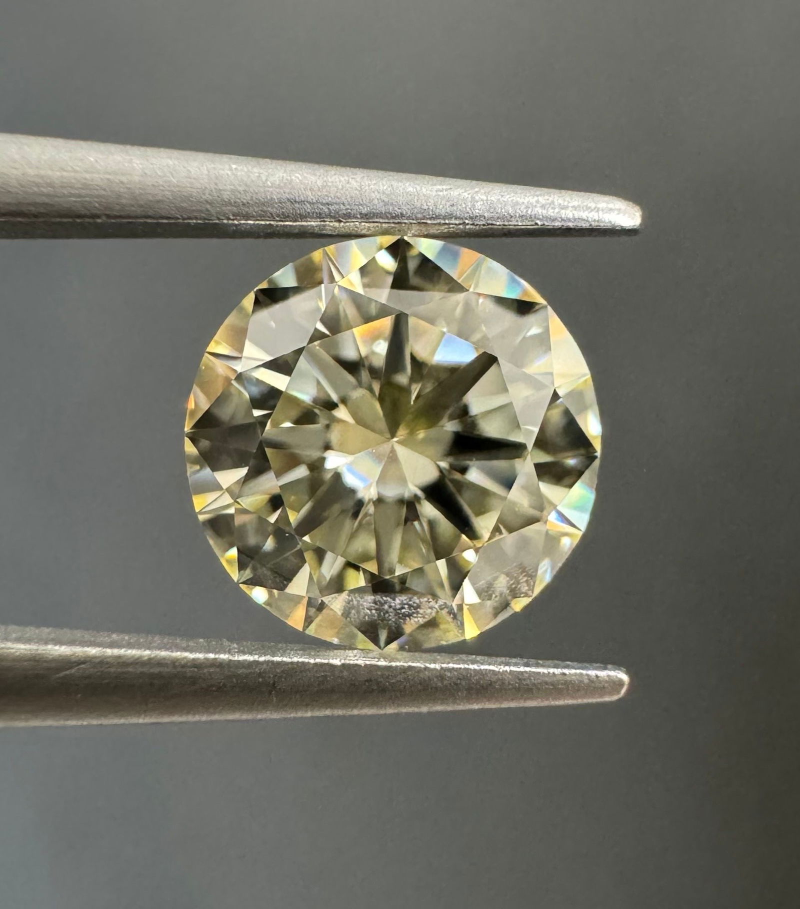 Loose Diamond - ROUND 0.9ct O-P VVS1: Loose Diamond - ROUND 0.9ct O-P VVS1 Source: Natural Shape: ROUND Carats: 0.9 Color: O-P Certification: GIA Video: