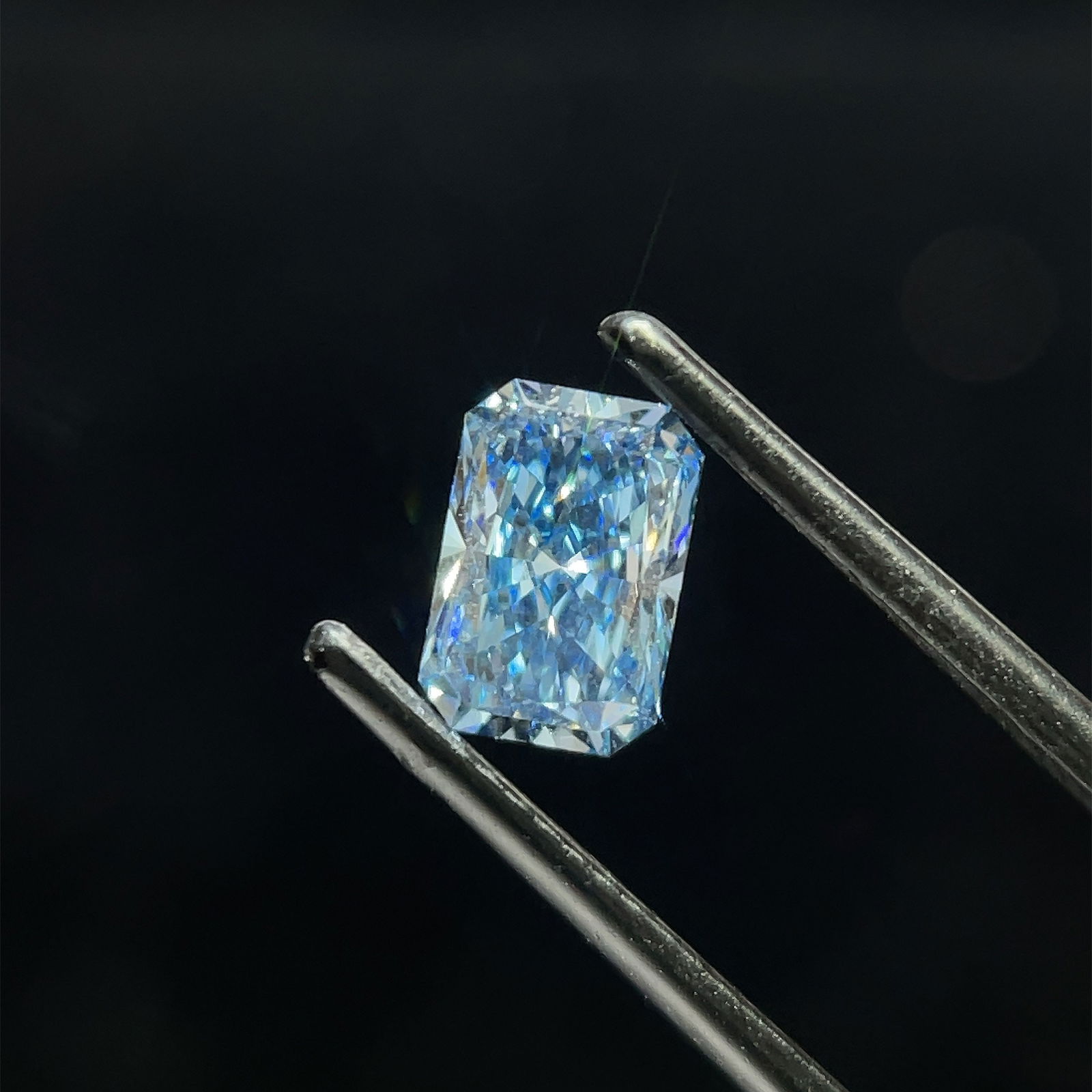 Loose Diamond - RADIANT 1.07ct Fancy Vivid Blue VVS2: Loose Diamond - RADIANT 1.07ct Fancy Vivid Blue VVS2 Source: This is a real non-mined Diamond that has been grown in a lab Shape: RADIANT Carats: 1.07 Color: Fancy Vivid Blue Certification: IGI