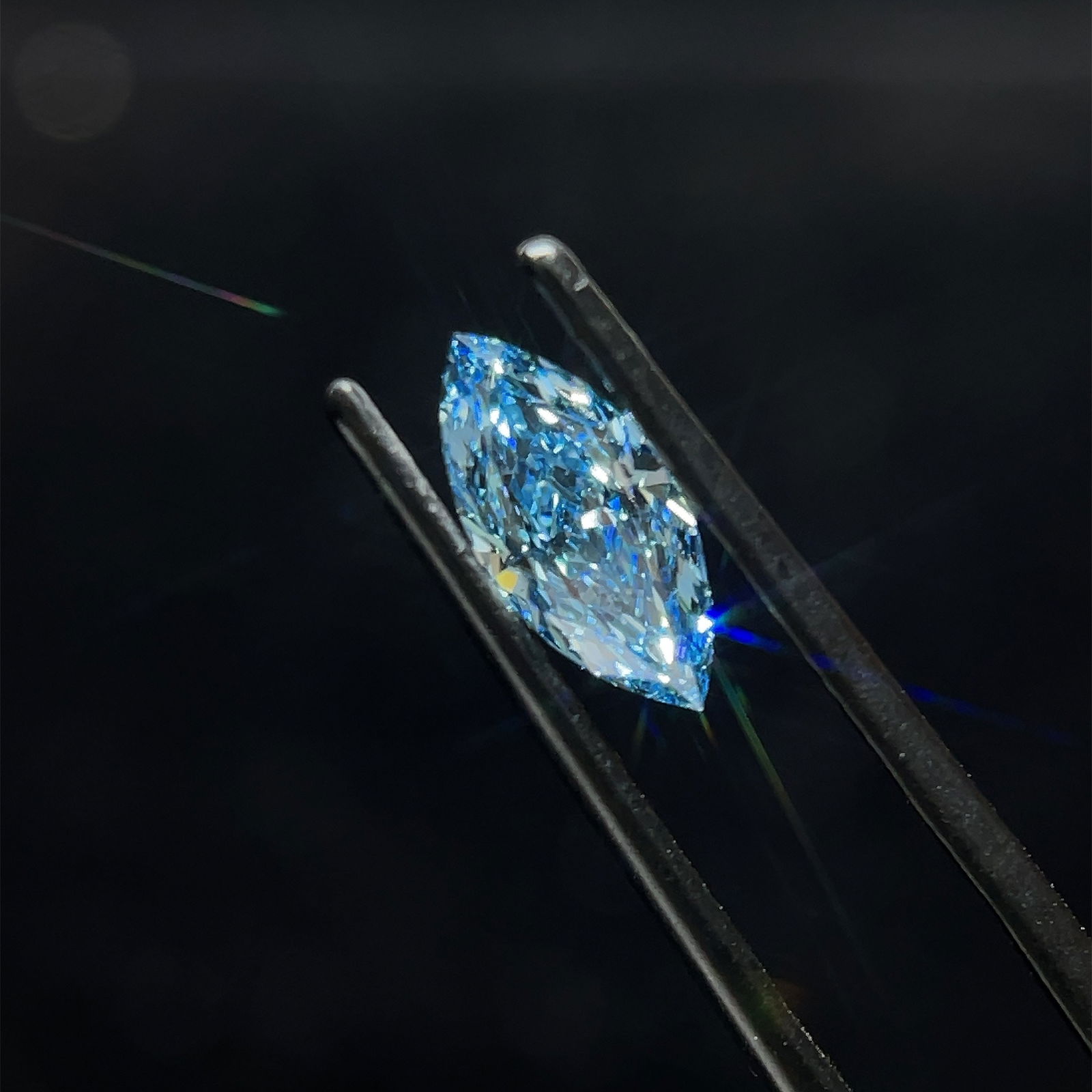 Loose Diamond - MARQUISE 1.02ct Fancy Vivid Blue VS2: Loose Diamond - MARQUISE 1.02ct Fancy Vivid Blue VS2 Source: This is a real non-mined Diamond that has been grown in a lab Shape: MARQUISE Carats: 1.02 Color: Fancy Vivid Blue Certification: IGI PLEAS