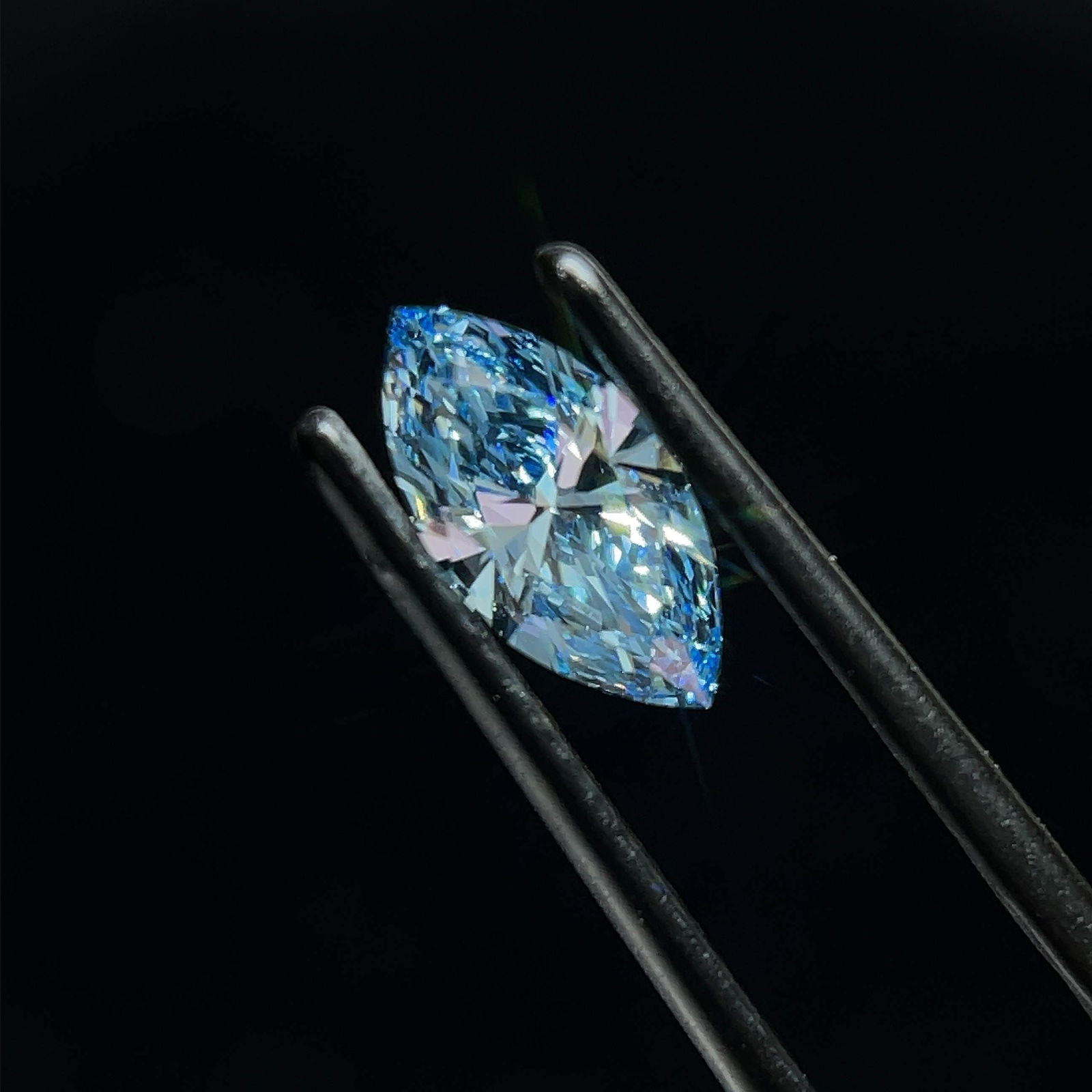 Loose Diamond - MARQUISE 0.89ct Fancy Vivid Blue VS1: Loose Diamond - MARQUISE 0.89ct Fancy Vivid Blue VS1 Source: This is a real non-mined Diamond that has been grown in a lab Shape: MARQUISE Carats: 0.89 Color: Fancy Vivid Blue Certification: IGI Video