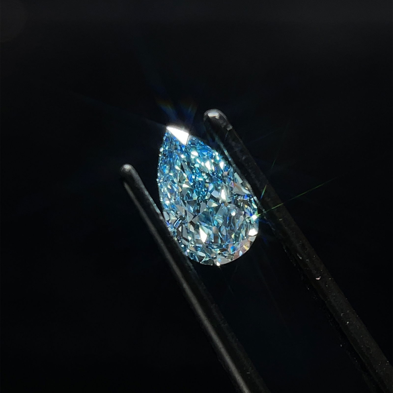 Loose Diamond - PEAR 1.02ct Fancy Vivid Blue VS2: Loose Diamond - PEAR 1.02ct Fancy Vivid Blue VS2 Source: This is a real non-mined Diamond that has been grown in a lab Shape: PEAR Carats: 1.02 Color: Fancy Vivid Blue Certification: IGI Video: