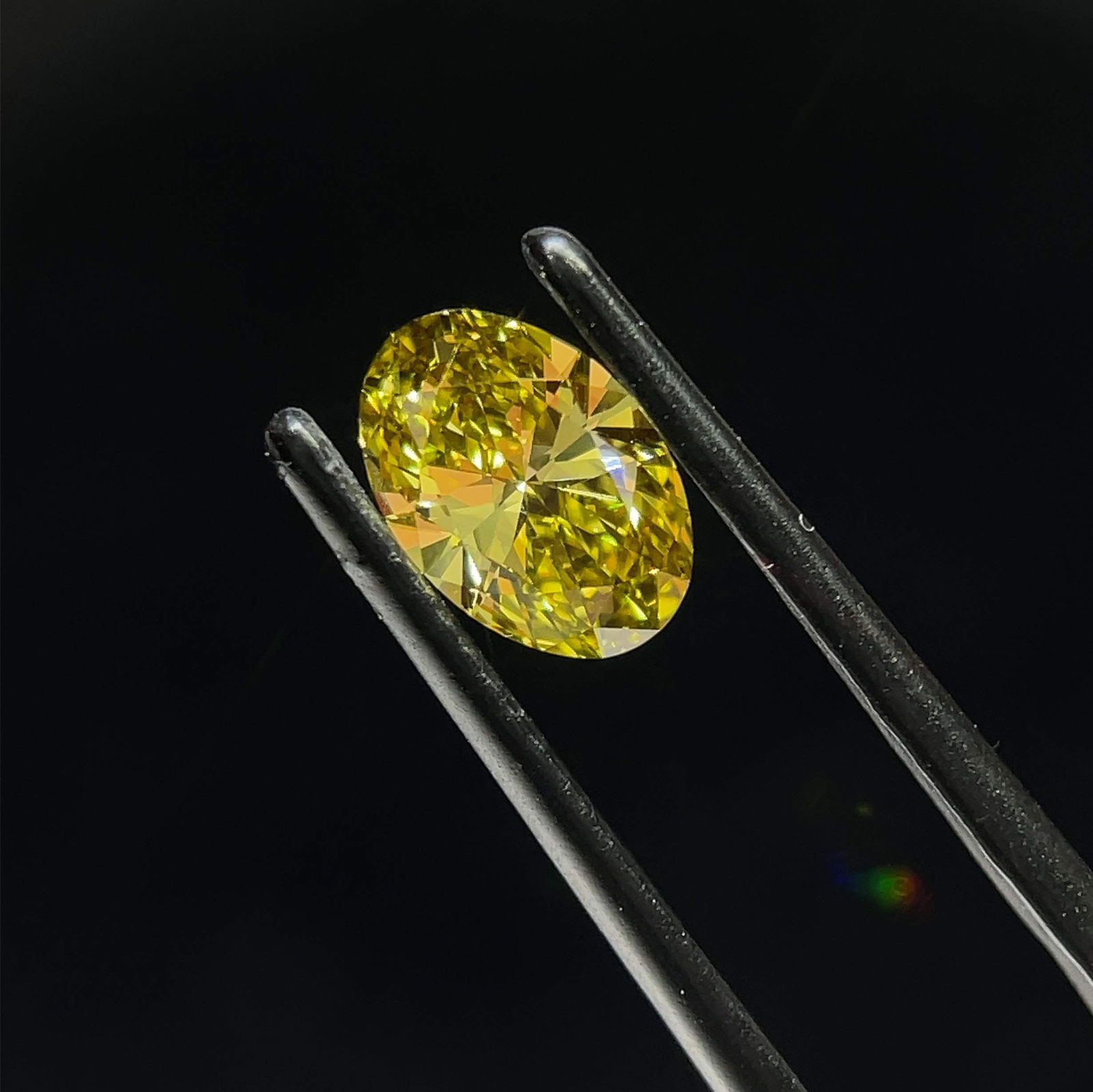 Loose Diamond - OVAL 0.9ct Fancy Vivid Green Yellow VVS2: Loose Diamond - OVAL 0.9ct Fancy Vivid Green Yellow VVS2 Source: This is a real non-mined Diamond that has been grown in a lab Shape: OVAL Carats: 0.9 Color: Fancy Vivid Green Yellow Certification: IG