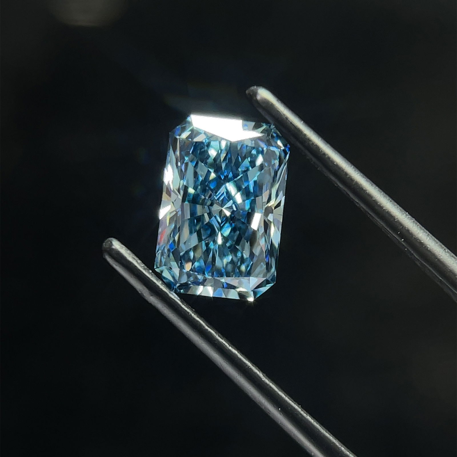 Loose Diamond - RADIANT 2.06ct Blue VS1: Loose Diamond - RADIANT 2.06ct Blue VS1 Source: This is a real non-mined Diamond that has been grown in a lab Shape: RADIANT Carats: 2.06 Color: Blue Certification: NONE PLEASE NOTE: Framed, Large, or