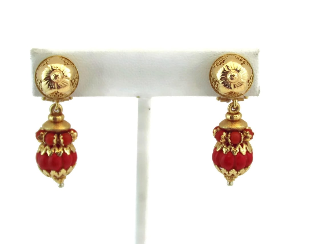 Elegant Retro 18k Yellow Gold Coral Drop Dangle Earrings: Elegant Retro 18k Yellow Gold Coral Drop Dangle Earrings Discover the elegance of these Retro Era earrings, meticulously crafted from 18k yellow gold. Featuring a stunning floral mesh dome top, these