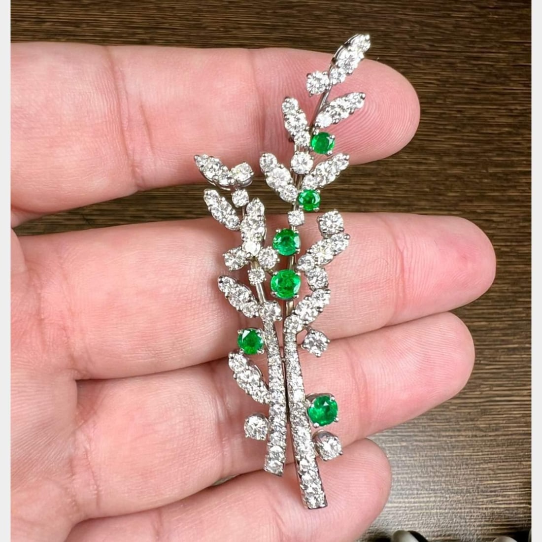 Tiffany & Co Art Deco Platinum Emerald Diamond Brooch 2.5 inches: Tiffany & Co Art Deco Platinum Emerald Diamond Brooch 2.5 inches This exquisite Art Deco brooch from Tiffany & Co. showcases a stunning combination of platinum, emeralds, and diamonds. Weighing 16.5 g