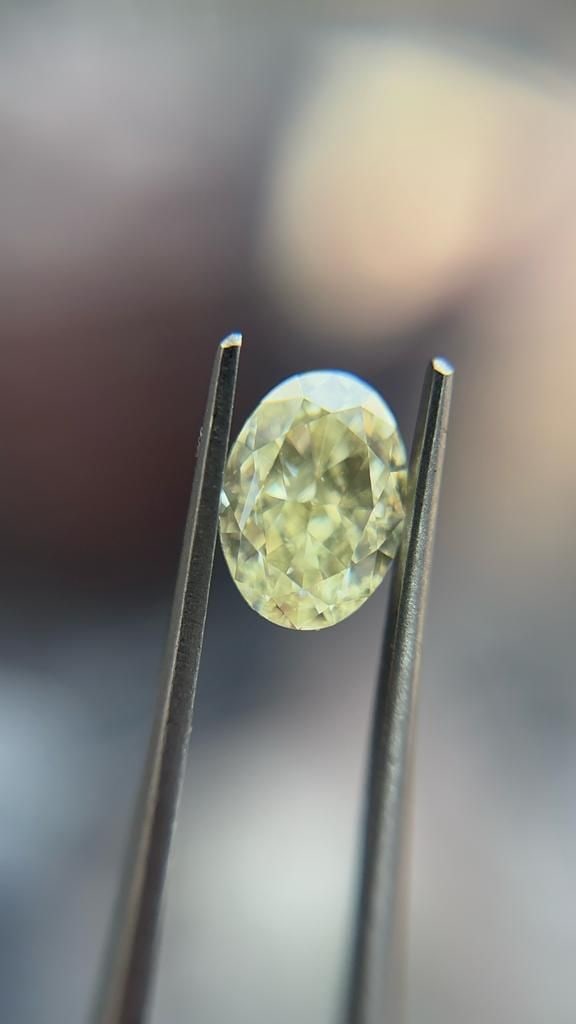 Loose Diamond - OVAL 1.77ct Fancy Light Yellow VS2: Loose Diamond - OVAL 1.77ct Fancy Light Yellow VS2 Source: Natural Shape: OVAL Carats: 1.77 Color: Fancy Light Yellow Certification: GIA Video: