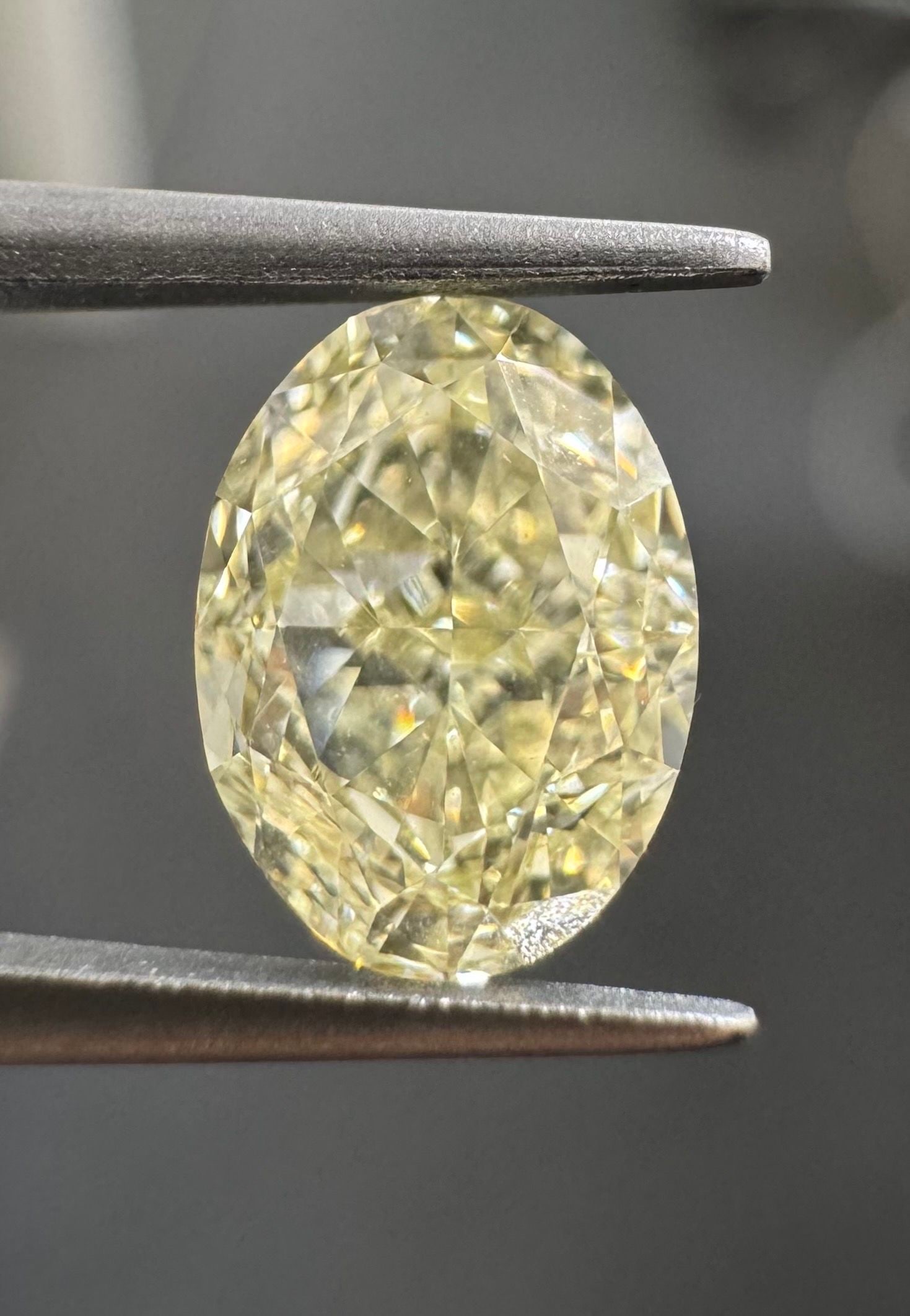 Loose Diamond - OVAL 1.12ct U-V VVS2: Loose Diamond - OVAL 1.12ct U-V VVS2 Source: Natural Shape: OVAL Carats: 1.12 Color: U-V Certification: GIA Video: