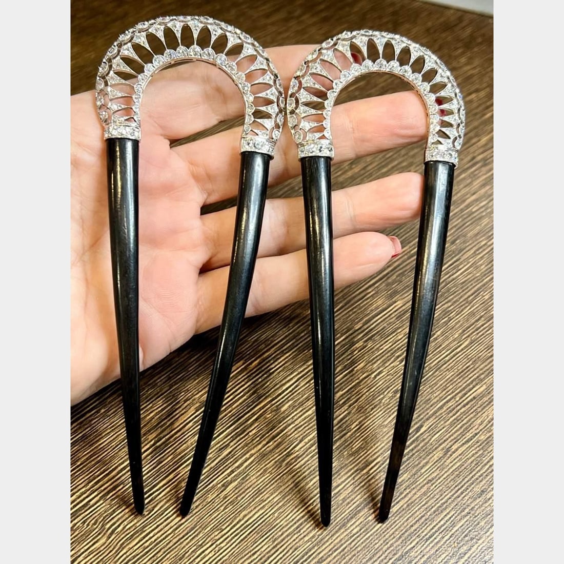 Belle Epoque Platinum Hair Combs with 166 Diamonds 13.50 Ct F-H VS1-SI1: Belle Epoque Platinum Hair Combs with 166 Diamonds 13.50 Ct F-H VS1-SI1 This exquisite set of Belle Epoque platinum hair combs features a stunning arrangement of 166 Old Mine and Rose-cut diamonds,