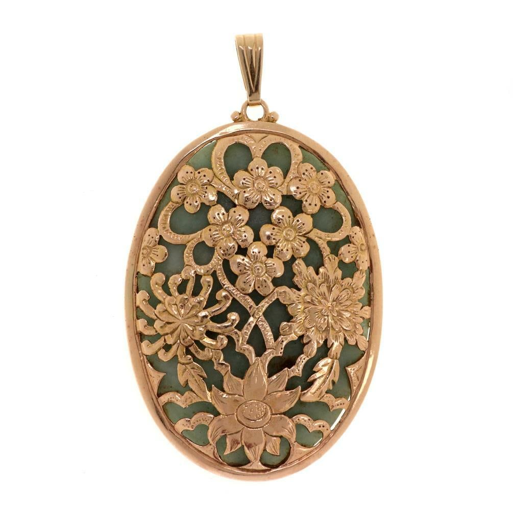 Vintage 14k Yellow Gold Floral Jade Oval Pendant: Vintage 14k Yellow Gold Floral Jade Oval Pendant This exquisite vintage pendant is a stunning piece of jewelry, crafted from 14k yellow gold. The pendant features a large oval frame adorned with a del