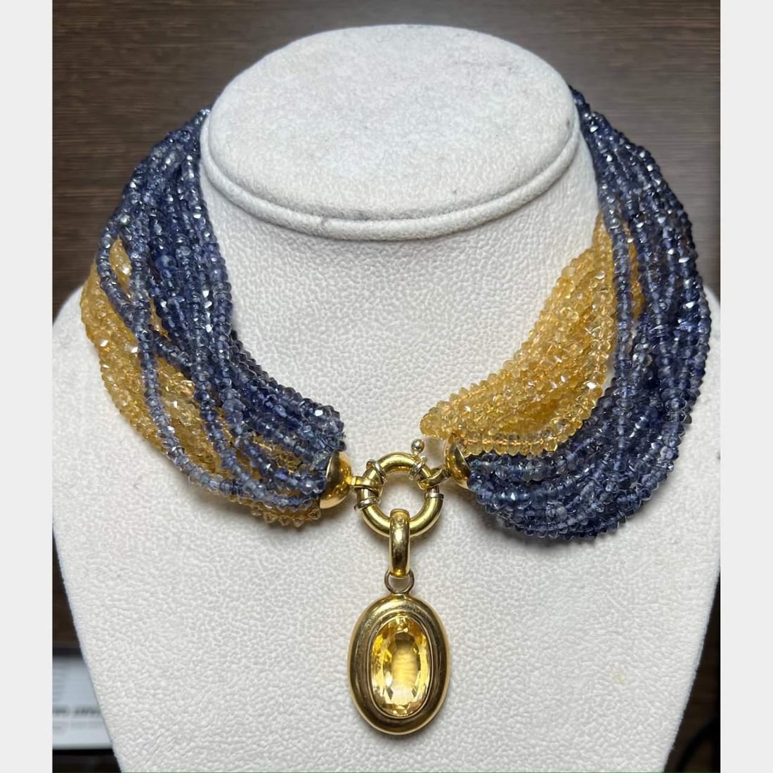 Elegant 18K Yellow Gold Sapphire Citrine Necklace 15 Ct: Elegant 18K Yellow Gold Sapphire Citrine Necklace 15 Ct This exquisite necklace features a stunning combination of 18K yellow gold, blue sapphires, and vibrant citrine beads. Weighing a substantial 19