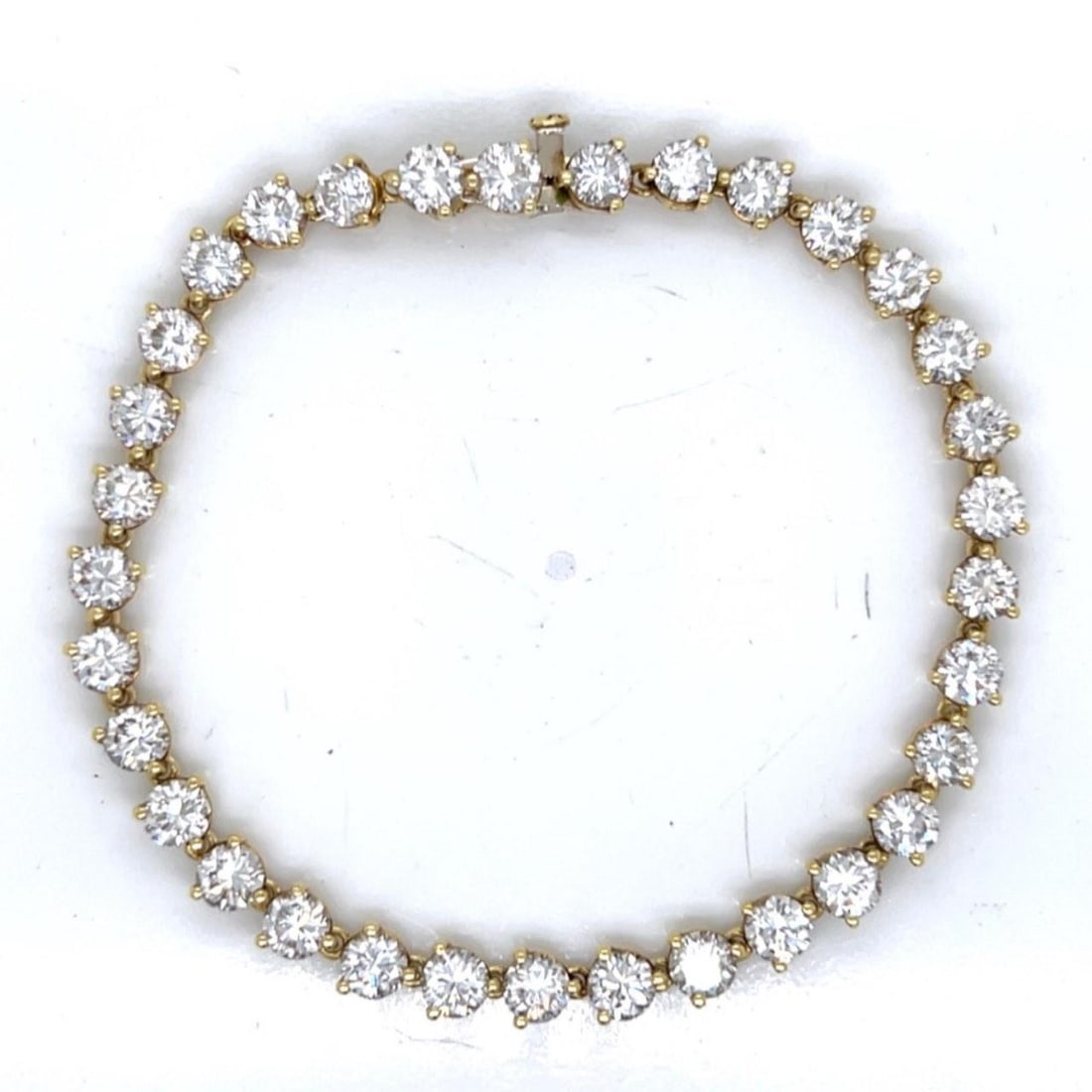 Diamond Tennis Bracelet in 18K Yellow Gold with 11.50 Carats: Diamond Tennis Bracelet in 18K Yellow Gold with 11.50 Carats This pre-owned tennis bracelet is crafted from 18K yellow gold and features 33 diamonds totaling approximately 11.50 carats. The diamonds