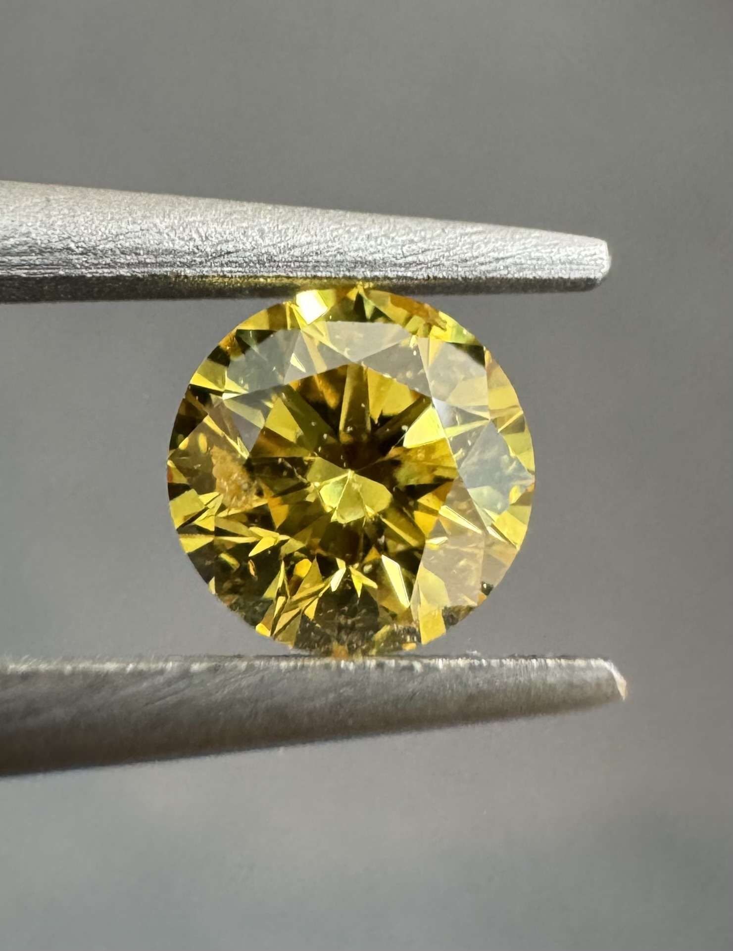 Loose Diamond - ROUND 0.26ct Fancy Vivid Yellow I1: Loose Diamond - ROUND 0.26ct Fancy Vivid Yellow I1 Source: Natural Shape: ROUND Carats: 0.26 Color: Fancy Vivid Yellow Certification: GIA Video: