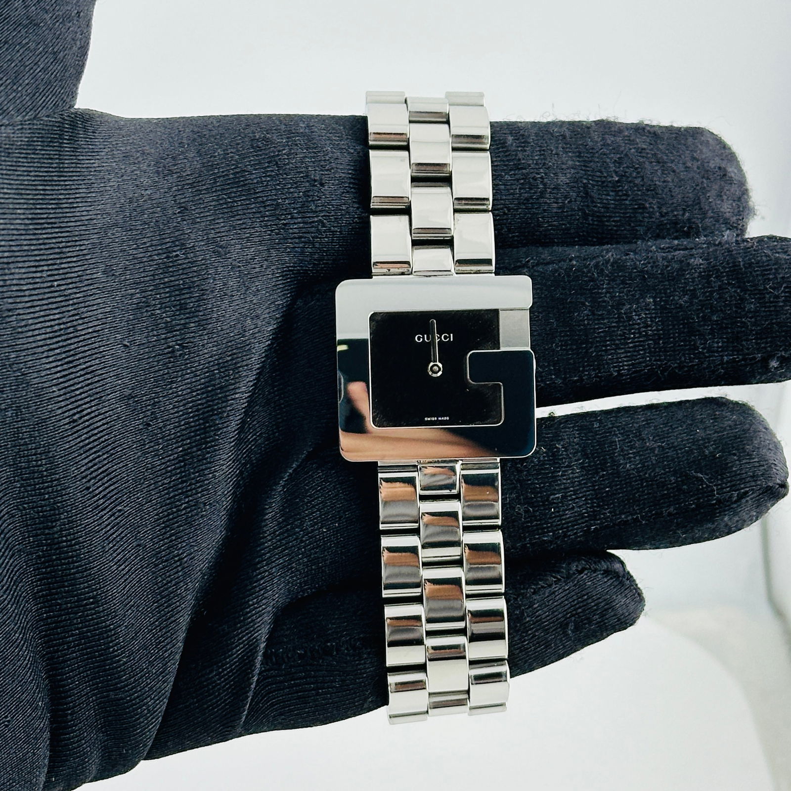 Gucci 3600J Stainless Steel 26mm Watch With Brown Mirror Dial: Gucci 3600J Stainless Steel 26mm Watch With Brown Mirror Dial This Gucci watch features a brown and mirror dial housed in a stainless steel case. The watch has a 26mm case size and comes with a 16-lin