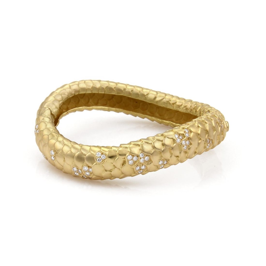 Angela Cummings 18k Yellow Gold Diamond Wave Bangle Bracelet: Angela Cummings 18k Yellow Gold Diamond Wave Bangle Bracelet This exquisite bangle bracelet from Angela Cummings showcases a stunning scale design crafted from 18k yellow gold, featuring a smooth sati