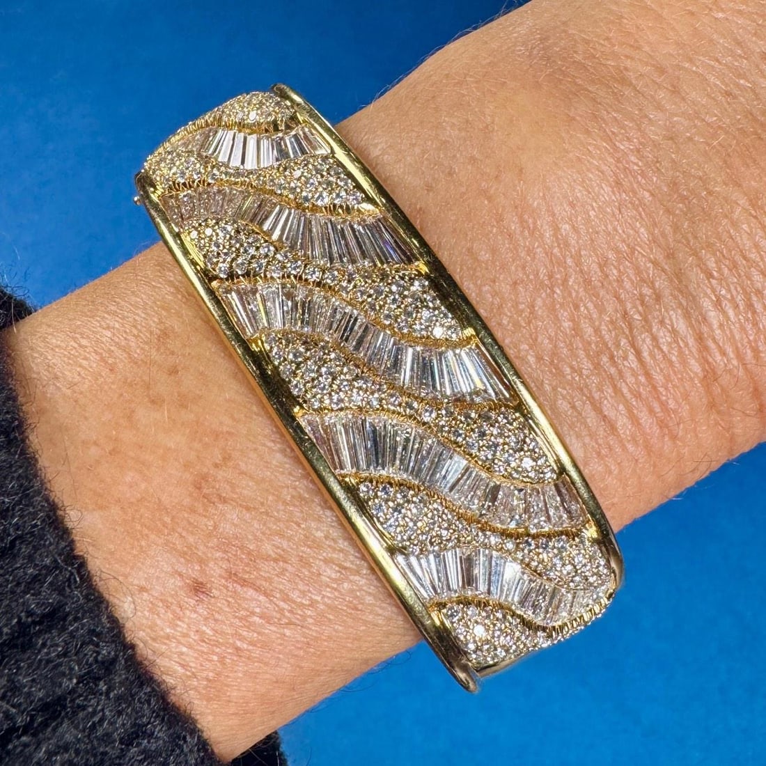 18K Yellow Gold Diamond Bangle Bracelet 15.50 Ct 236 Diamonds: 18K Yellow Gold Diamond Bangle Bracelet 15.50 Ct 236 Diamonds This exquisite 18K Yellow Gold Bangle Bracelet features a stunning total of 15.50 carats of diamonds. The bracelet weighs 89.8 grams and i