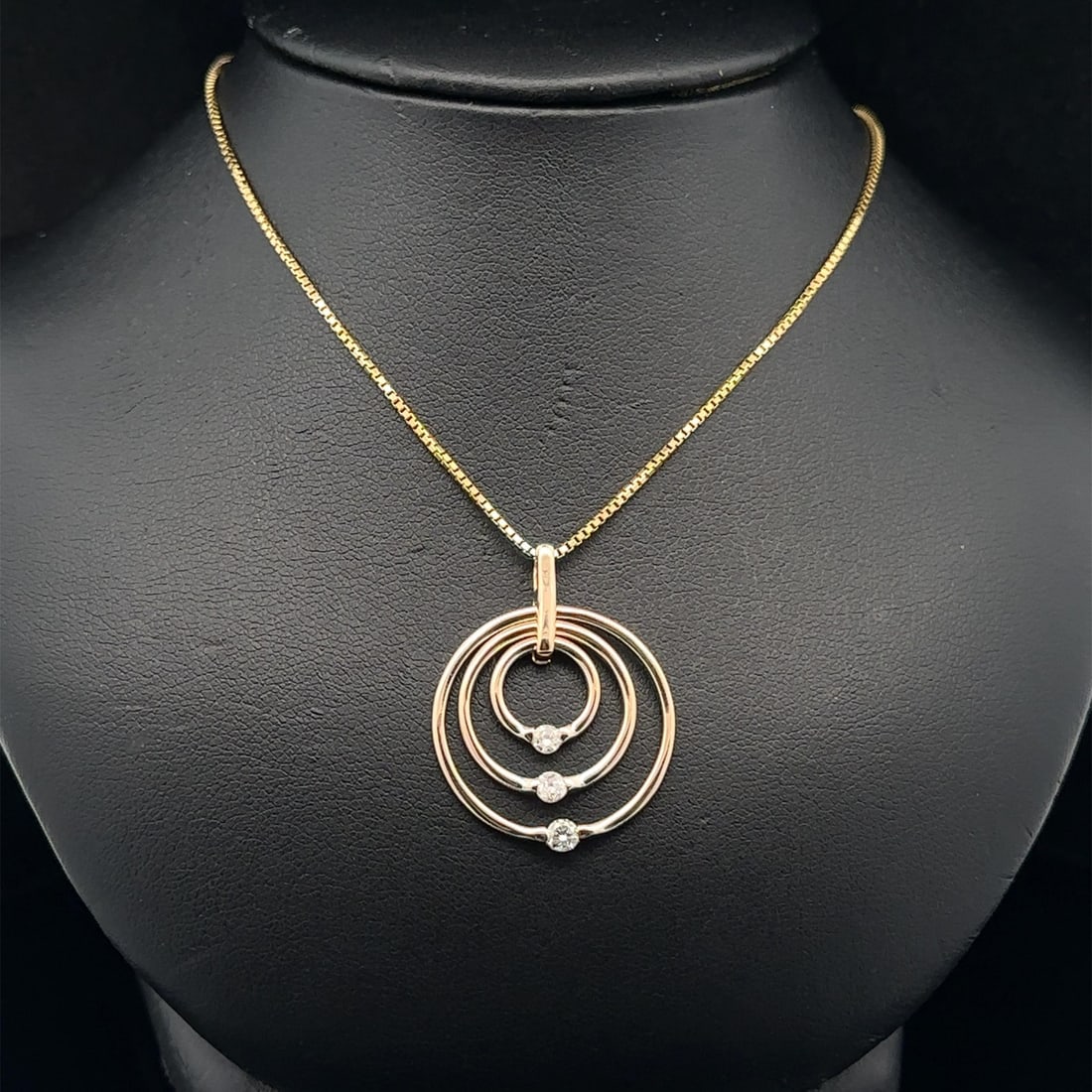 UnoAErre 14k Yellow Gold 3 Circle Diamond Pendant Necklace: UnoAErre 14k Yellow Gold 3 Circle Diamond Pendant Necklace Elevate your style with this stunning UnoAErre pendant necklace featuring three concentric circles adorned with natural diamonds. Crafted fro